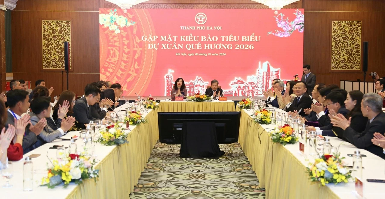 Toàn cảnh buổi gặp mặt giữa Lãnh đạo Thành phố Hà Nội với Đoàn kiều bào tiêu biểu dự Xuân Quê hương 2026. (Ảnh: Thành Long)