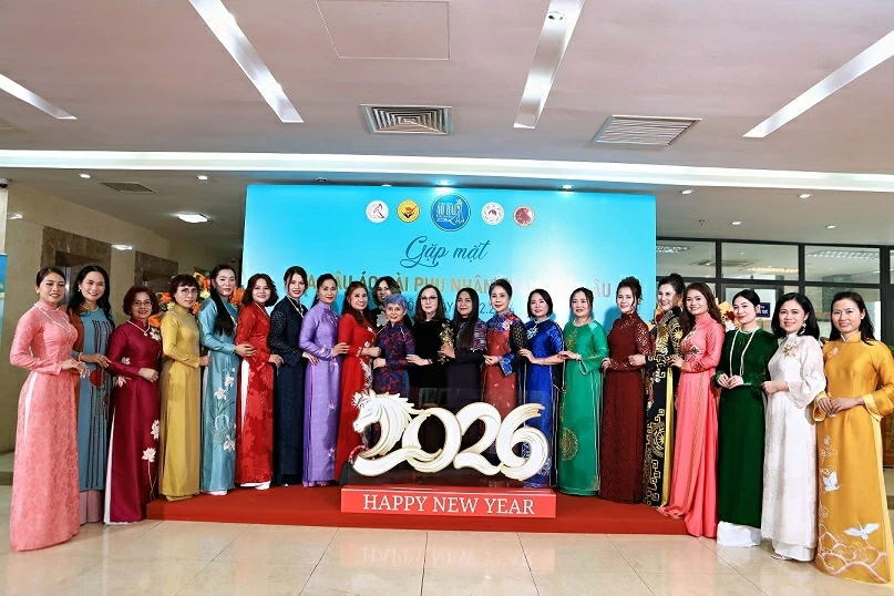 Gặp mặt đầu Xuân, lan tỏa tình yêu áo dài Việt tại châu Âu