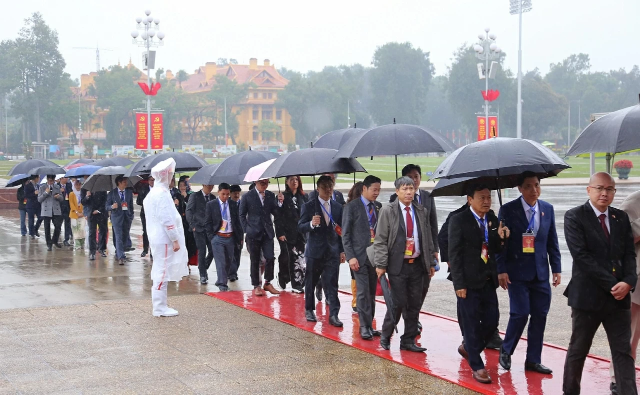 Chương trình “Xuân Quê hương” do Ủy ban Nhà nước về người Việt Nam ở nước ngoài, Bộ Ngoại giao phối hợp với các cơ quan liên quan tổ chức. Chương trình đã trở thành sự kiện thường niên, thu hút sự tham dự của đông đảo kiều bào từ khắp nơi trên thế giới về quê hương đón Tết, được cộng đồng người Việt Nam ở nước ngoài chờ đón mỗi dịp Tết đến, xuân về. (Ảnh: Thành Long)