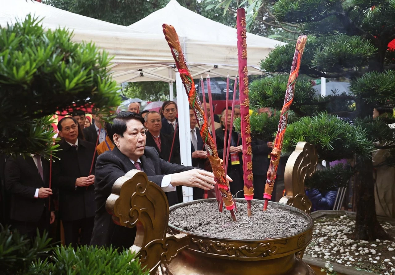 Chủ tịch nước Lương Cường dâng hương tại đền Ngọc Sơn.