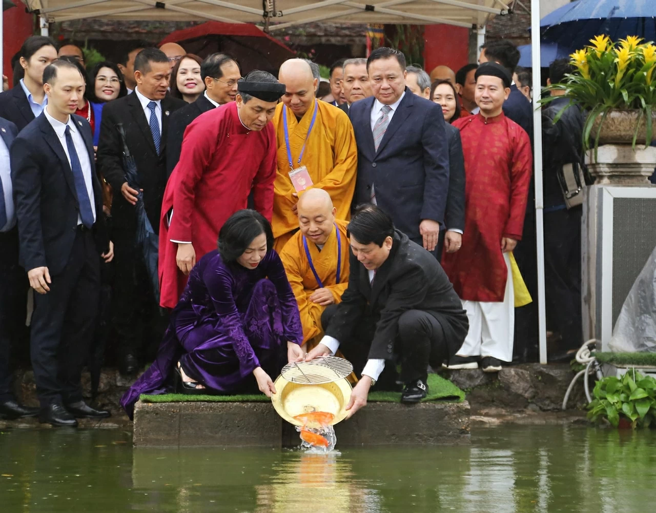 Chủ tịch nước Lương Cường và Phu nhân cùng các đại biểu thả cá chép tại hồ Hoàn Kiếm.
