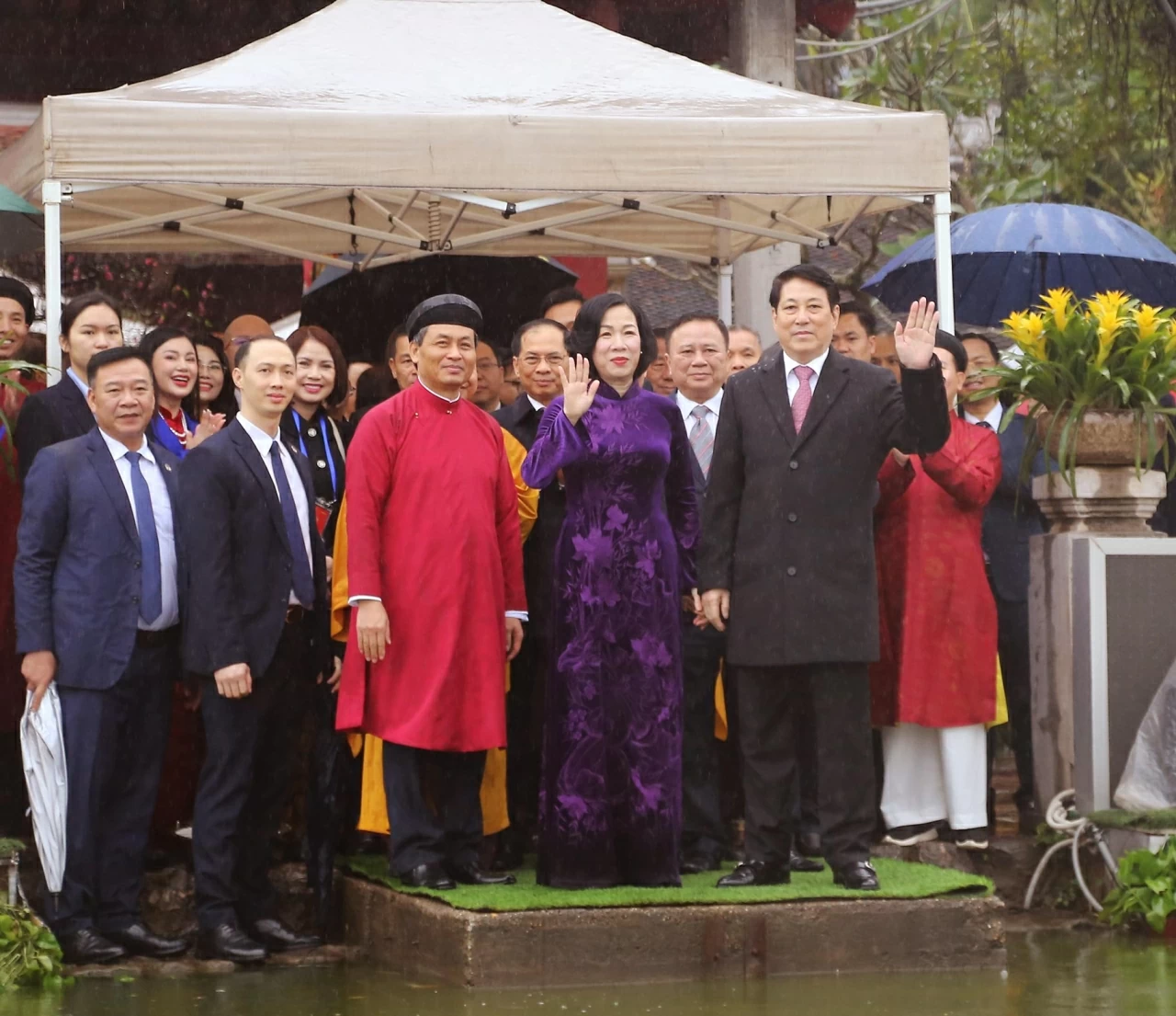 Chủ tịch nước Lương Cường cùng đoàn đại biểu kiều bào dâng hương tại đền Ngọc Sơn và thả cá chép tại hồ Hoàn Kiếm