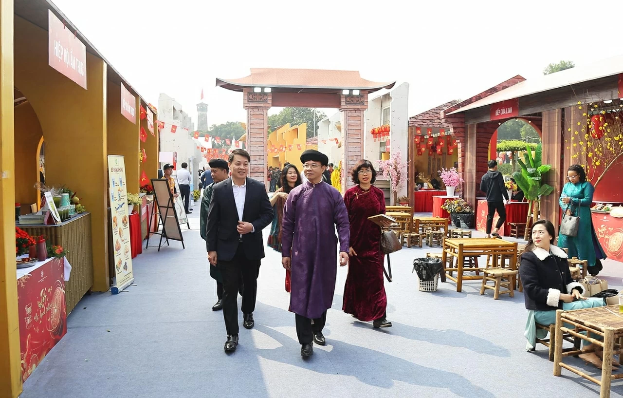 Thứ trưởng Bộ Ngoại giao, Chủ tịch Ủy ban Quốc gia UNESCO Việt Nam Ngô Lê Văn cùng các đại biểu trải nghiệm không gian xuân