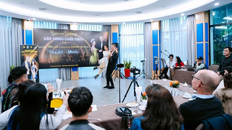 Cặp đôi Tân Lê và Dieter Bruhn. Cặp đôi Tân Lê và Dieter Bruhn.