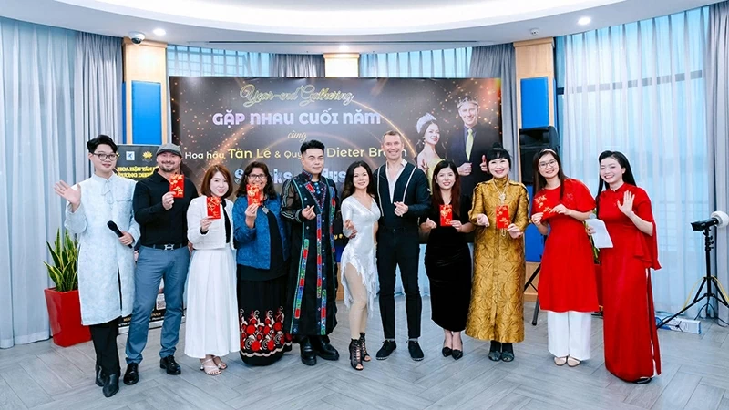Cùng nhìn lại chặng đường một năm đã qua, và cùng hướng đến năm Bính Ngọ sắp tới với nhiều kỳ vọng mới. Cùng nhìn lại chặng đường một năm đã qua, và cùng hướng đến năm Bính Ngọ sắp tới với nhiều kỳ vọng mới.