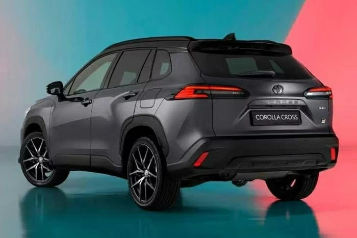 Logo Corolla Cross chuyển sang tông đen nhám, thay thế cho chi tiết mạ chrome.
