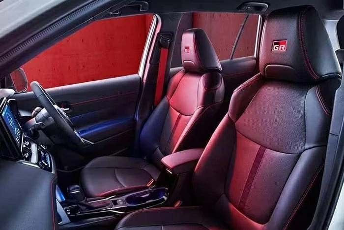 Logo GR xuất hiện trên tựa đầu của Toyota Corolla Cross HEV GR Sport 2026.