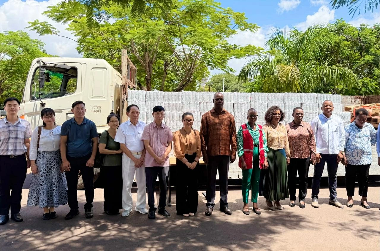 Cộng đồng người Việt Nam tại Mozambique khắc phục hậu quả mưa lũ