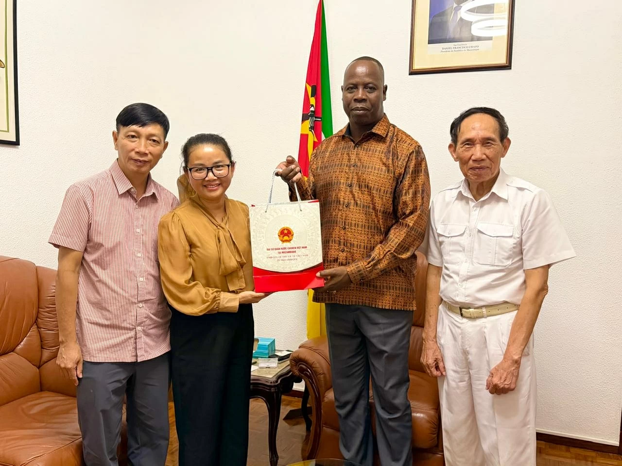 Cộng đồng người Việt Nam tại Mozambique khắc phục hậu quả mưa lũ