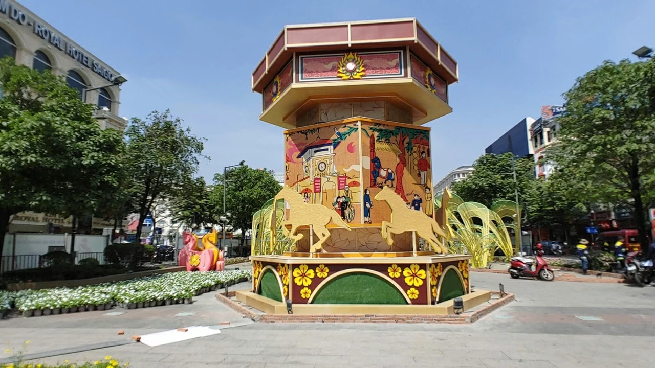 Đường hoa Nguyễn Huệ gấp rút hoàn thiện dàn linh vật ngựa khổng lồ
