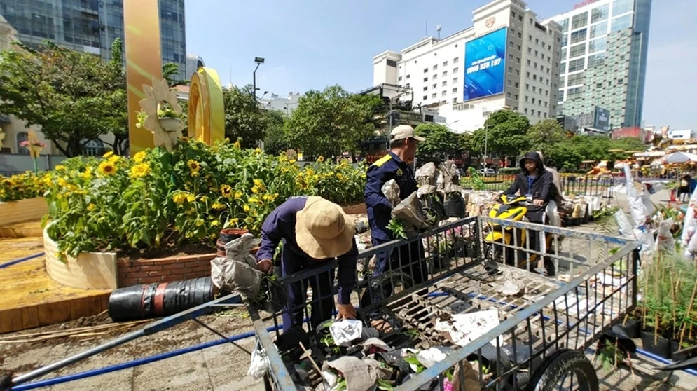Đường hoa Nguyễn Huệ gấp rút hoàn thiện dàn linh vật ngựa khổng lồ