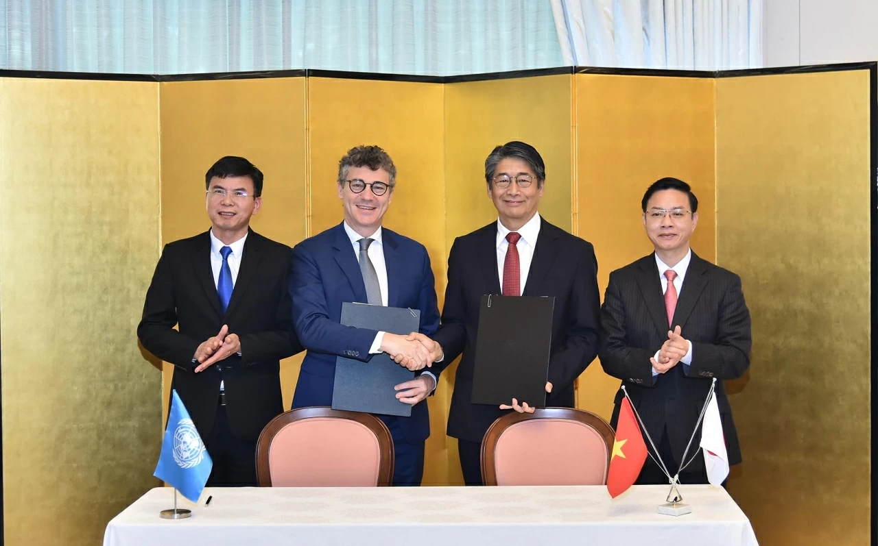 Thứ trưởng Bộ Ngoại giao, Chủ tịch Ủy ban Quốc gia UNESCO Việt Nam Ngô Lê Văn và ông Nguyễn Danh Hùng,  PGĐ Sở NN&PTNT tỉnh Nghệ An chúc mừng thành công của buổi lễ