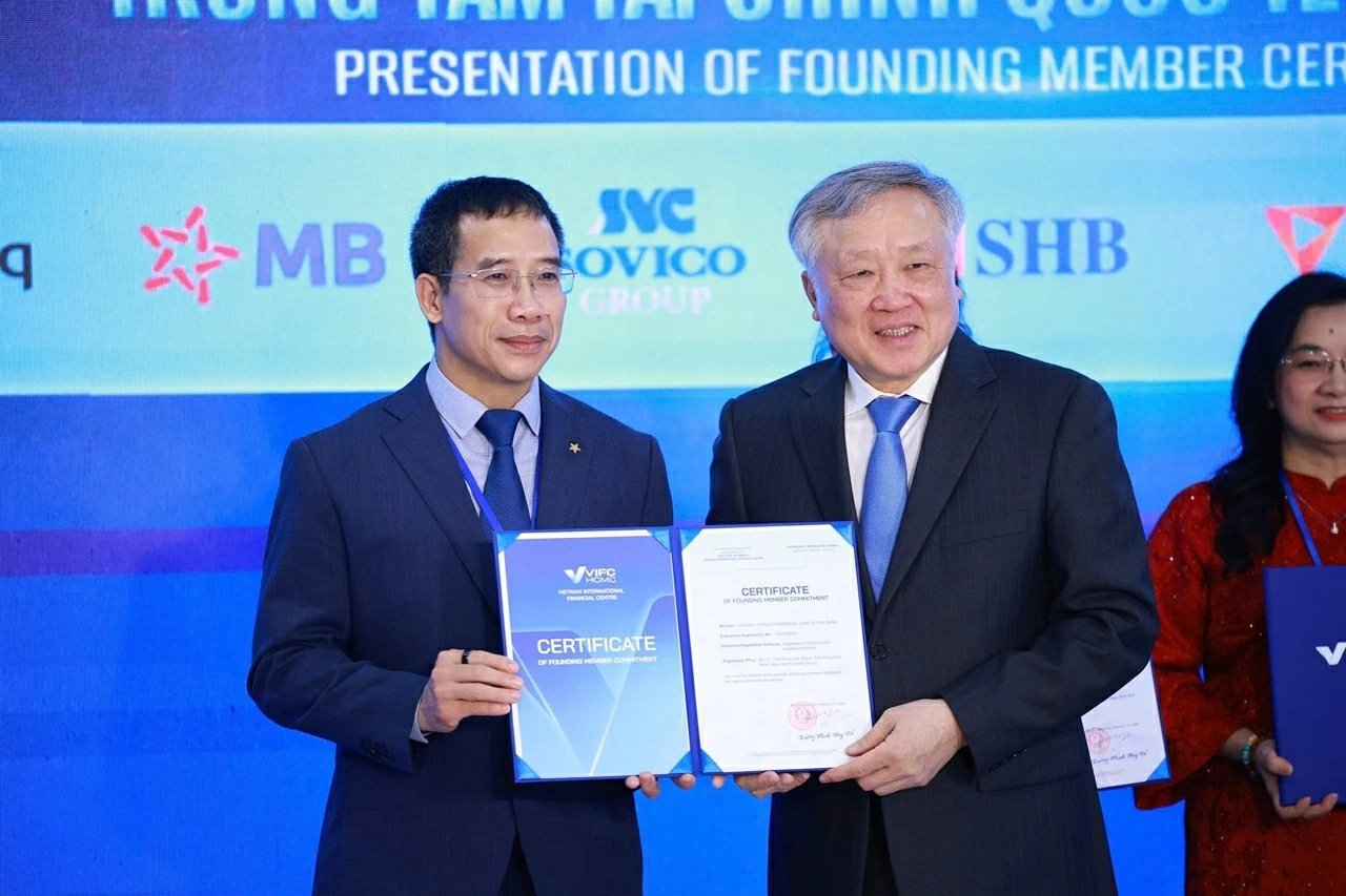 Phó Thủ tướng Thường trực Nguyễn Hoà Bình và Chủ tịch HĐQT MB Bank Lưu Trung Thái trao chứng nhận Thành viên sáng lập Hiệp hội.
