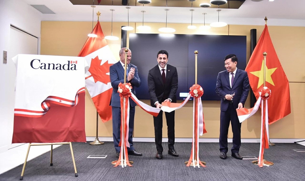 Thứ trưởng Ngoại giao Nguyễn Mạnh Cường, Bộ trưởng Bộ Thương mại quốc tế Canada, ông Maninder Sidhu và Đại sứ Canada tại Việt Nam James Nickle cắt băng khai trương trụ sở Đại sứ quán Canada tại Việt Nam. (Ảnh: Thành Long)