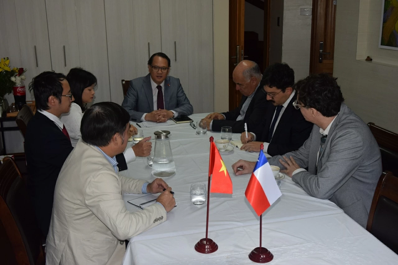 Đại sứ Việt Nam gặp gỡ lãnh đạo báo chí Chile nhân 55 năm quan hệ ngoại giao