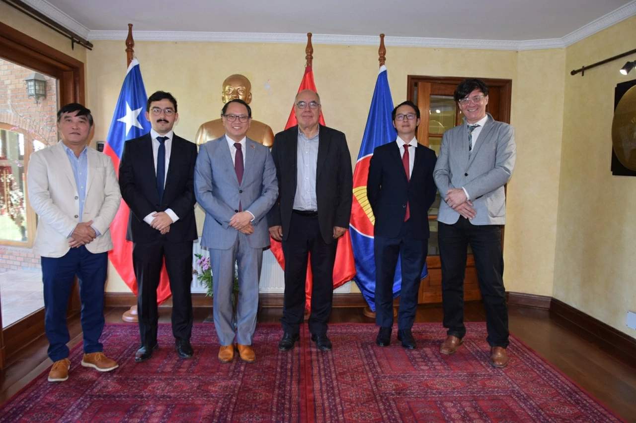 Đại sứ Việt Nam gặp gỡ lãnh đạo báo chí Chile nhân 55 năm quan hệ ngoại giao
