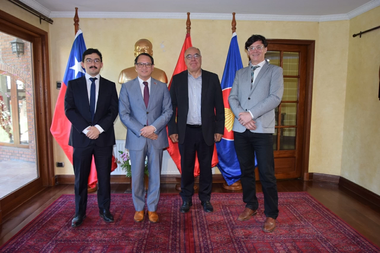 Đại sứ Việt Nam gặp gỡ lãnh đạo báo chí Chile nhân 55 năm quan hệ ngoại giao