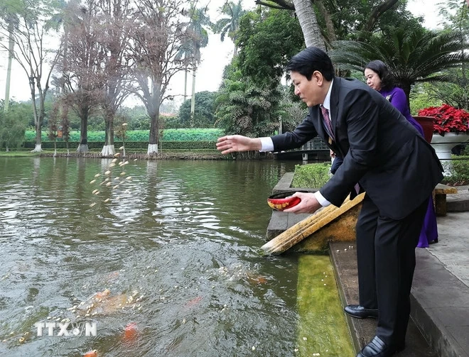 Chủ tịch nước Lương Cường dâng hương tưởng niệm Chủ tịch Hồ Chí Minh tại Nhà 67