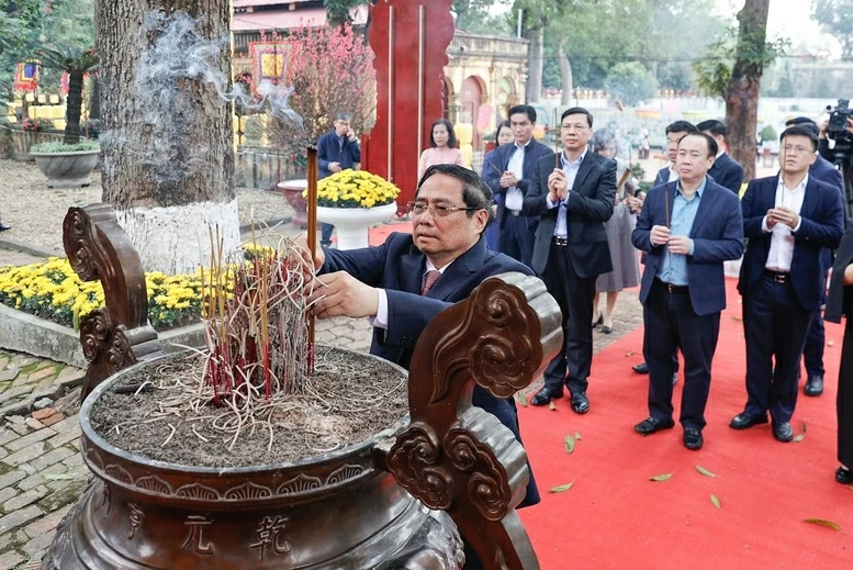 Thủ tướng Phạm Minh Chính dâng hương tại Hoàng thành Thăng Long. (Nguồn: VGP) Thủ tướng Phạm Minh Chính dâng hương tại Hoàng thành Thăng Long. (Nguồn: VGP)