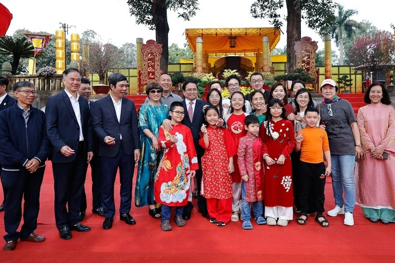 Thủ tướng Phạm Minh Chính chụp ảnh lưu niệm với khách tham quan tại Điện Kính Thiên trong khu Hoàng thành Thăng Long. (Nguồn: VGP) Thủ tướng Phạm Minh Chính chụp ảnh lưu niệm với khách tham quan tại Điện Kính Thiên trong khu Hoàng thành Thăng Long. (Nguồn: VGP)