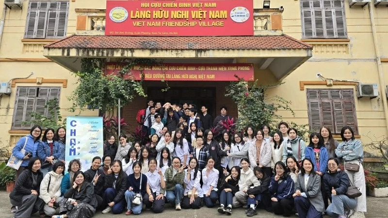 Gần 100 học sinh, phụ huynh và giáo viên lớp 10 Sử 2 Trường trung học phổ thông chuyên Chu Văn An tham gia hoạt động tại Làng Hữu nghị Việt Nam. (Ảnh: Kim Huệ)