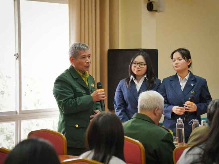 Các cựu chiến binh Làng Hữu nghị Việt Nam giao lưu với các em học sinh. (Ảnh: Kim Huệ)