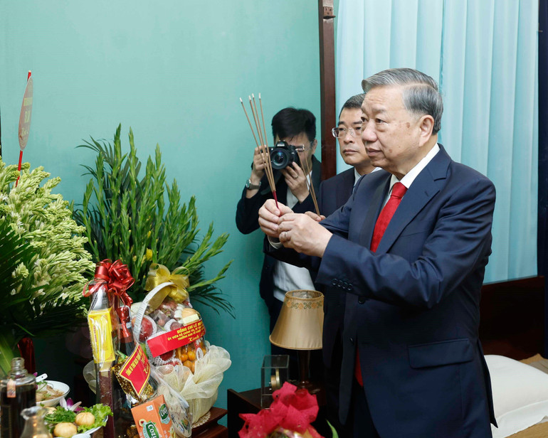 Tổng Bí thư Tô Lâm dâng hương tại Khu Di tích Hoàng thành Thăng Long và Di tích Nhà 67