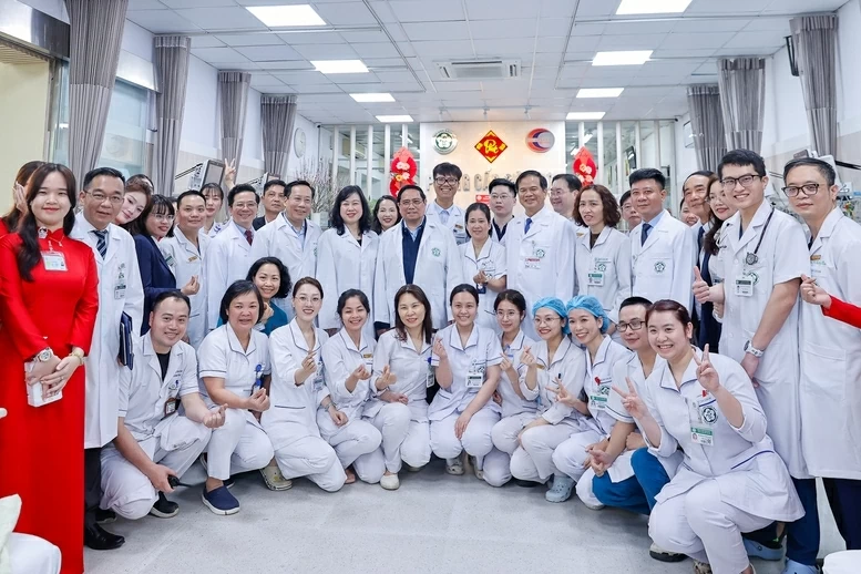 Thủ tướng và các cán bộ, bác sĩ, nhân viên y tế Bệnh viện Hữu nghị Việt Đức- Ảnh: VGP/Nhật Bắc Thủ tướng và các cán bộ, bác sĩ, nhân viên y tế Bệnh viện Hữu nghị Việt Đức- Ảnh: VGP/Nhật Bắc