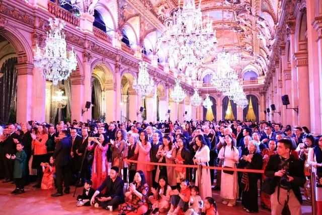 Chương trình đón Tết Nguyên đán Xuân Bính Ngọ 2026 diễn ra trang trọng, đầm ấm tại Paris, Pháp