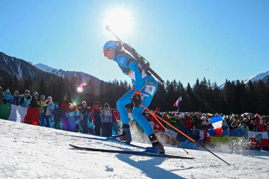 Lisa Vittozzi của Ý thi đấu nội dung biathlon 10km nữ
