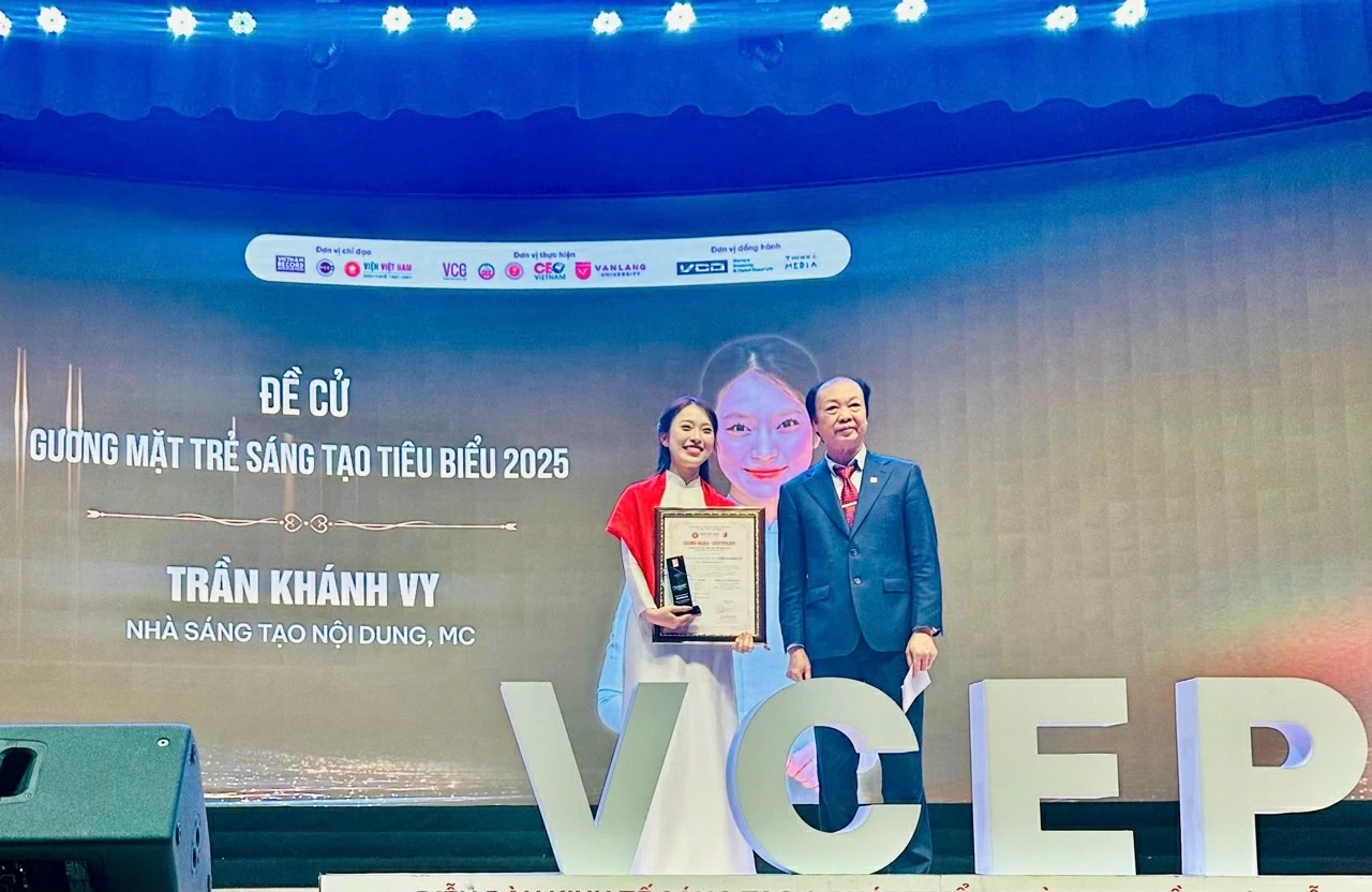 Ông Nguyễn Đình Thắng - Trưởng Hội đồng giám khảo The Future CEO 2025 và lên trao giải thưởng gương mặt sáng tạo năm 2025.