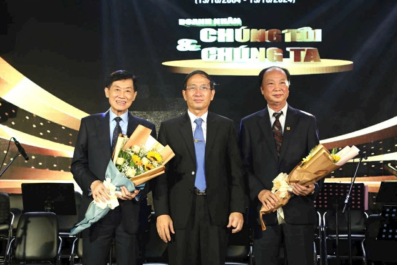 Doanh nhân Nguyễn Đình Thắng được vinh danh là người tiên phong trong lĩnh vực Công nghệ thông tin từ năm 1983 - 2024 tại Tp. Hồ Chí Minh.