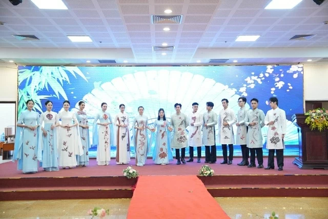 Bộ sưu tập áo dài của doanh nhân – Nhà thiết kế Đỗ Thị Như Quỳnh được trình diễn trên sân khấu. Bộ sưu tập áo dài của doanh nhân – Nhà thiết kế Đỗ Thị Như Quỳnh được trình diễn trên sân khấu.