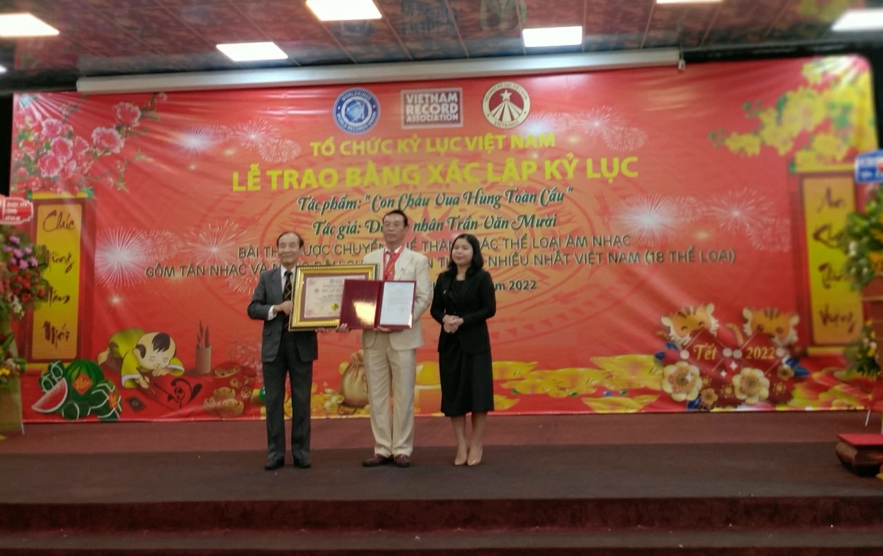 Giáo sư danh dự - Kỷ lục gia thế giới Trần Văn Mười nhận bằng xác lập kỷ lục do Tổ chức kỷ lục Việt Nam trao tặng. Giáo sư danh dự - Kỷ lục gia thế giới Trần Văn Mười nhận bằng xác lập kỷ lục do Tổ chức kỷ lục Việt Nam trao tặng.
