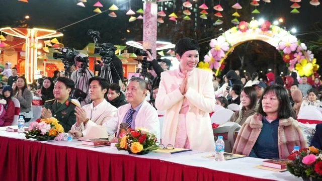 Với bà Mai, Tết truyền thống mang ý nghĩa đặc biệt. Đó là thời điểm làng nghề bước vào cao điểm sản xuất, đơn hàng nhiều, nhịp làm việc hối hả. Nhưng cũng chính trong guồng quay ấy, bà luôn nhắc mình và nhắc thợ giữ gìn “hồn Tết”.