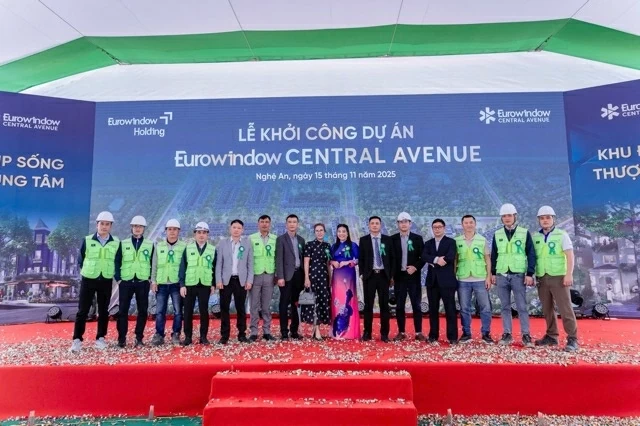 Doanh nhân Phan Thị Huyền trong Lễ khởi công dự án Eurowindow Central Avenue.