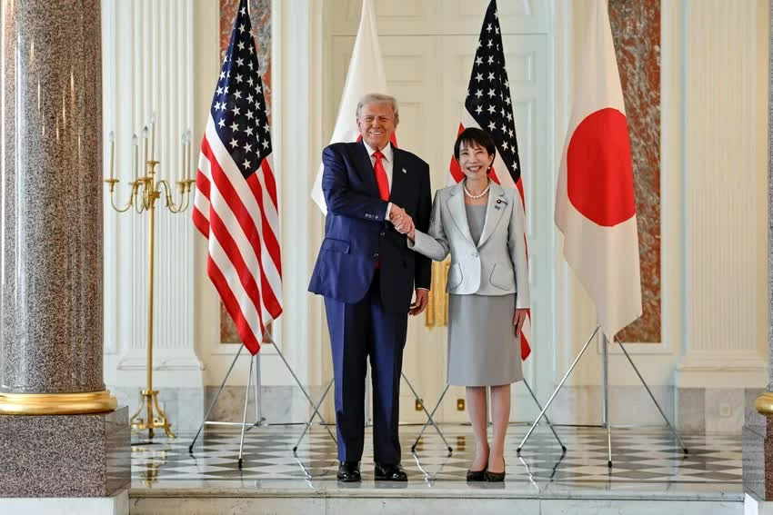 Tổng thống Donald Trump (bên trái) và Thủ tướng Nhật Bản Sanae Takaichi bắt tay trước cuộc hội đàm thượng đỉnh tại Cung điện Akasaka ở Tokyo, thứ Ba, ngày 28 tháng 10 năm 2025. (White House) Tổng thống Donald Trump (bên trái) và Thủ tướng Nhật Bản Sanae Takaichi bắt tay trước cuộc hội đàm thượng đỉnh tại Cung điện Akasaka ở Tokyo, thứ Ba, ngày 28 tháng 10 năm 2025. (White House)