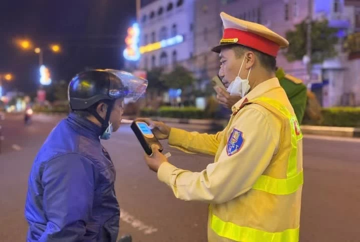 Mùng 1 Tết, Cảnh sát giao thông ra quân đồng loạt kiểm tra nồng độ cồn trên toàn quốc