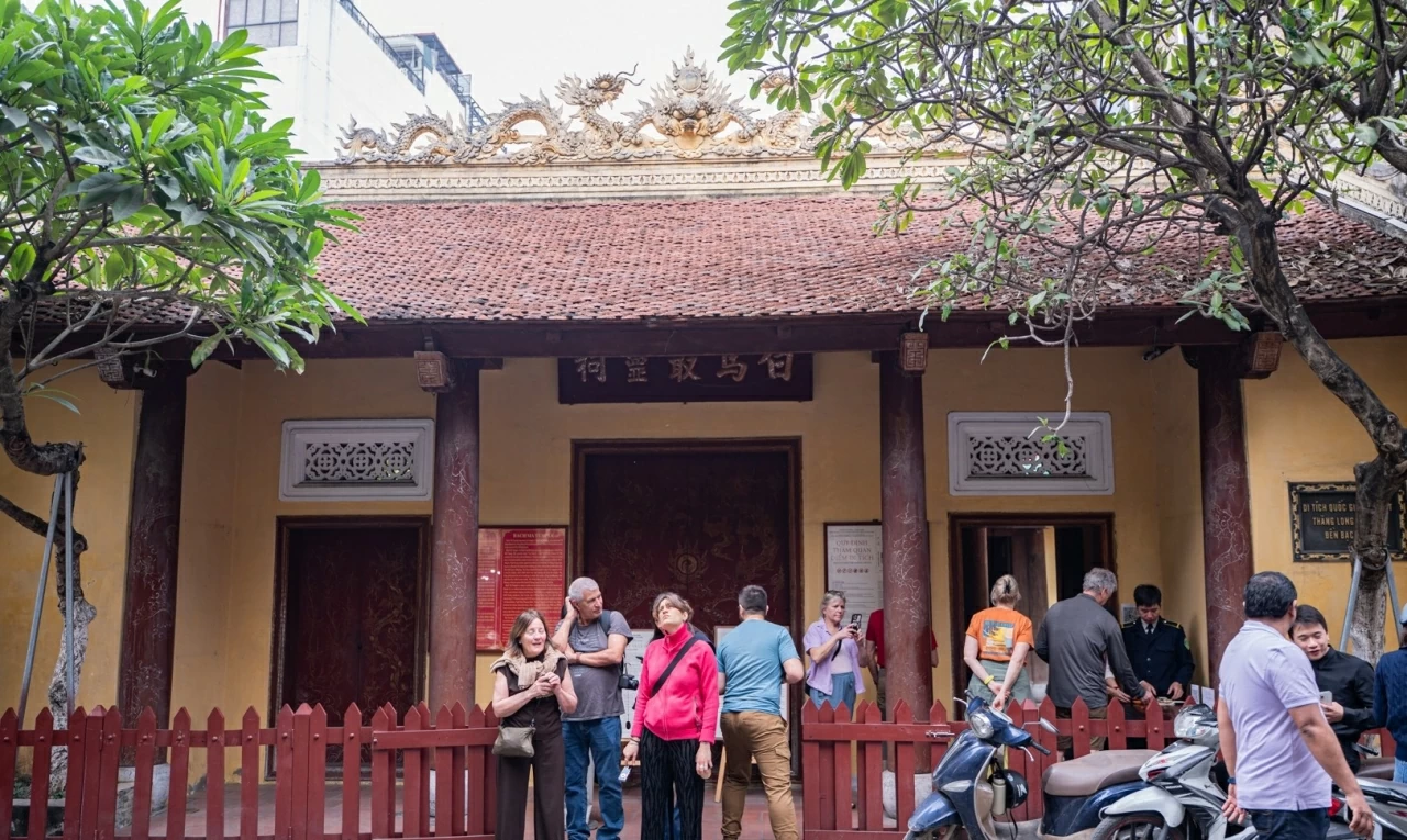 Ngôi đền nghìn năm tuổi thờ ngựa thần, nổi tiếng linh thiêng ở Hà Nội Ngôi đền nghìn năm tuổi thờ ngựa thần, nổi tiếng linh thiêng ở Hà Nội
