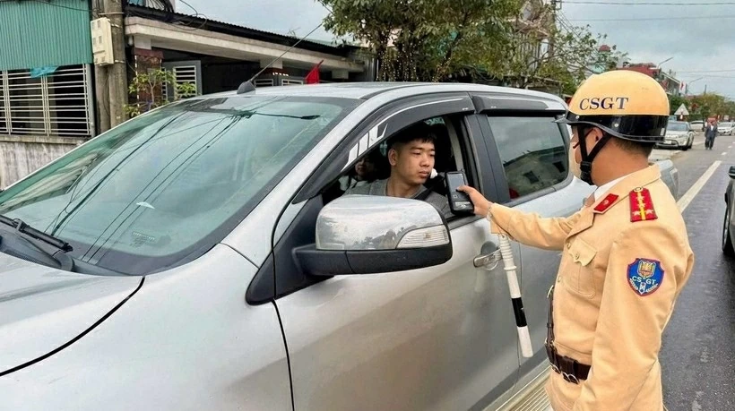 Khuyến cáo lái xe tuân thủ phân luồng, không đi vào làn khẩn cấp trên đường cao tốc Khuyến cáo lái xe tuân thủ phân luồng, không đi vào làn khẩn cấp trên đường cao tốc