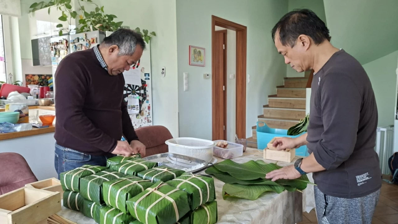 Gói bánh chưng ngày Tết: Nỗi nhớ xa quê dịu dàng