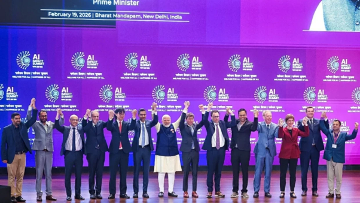 Thủ tướng Ấn Độ Narendra Modi (thứ bảy từ trái sang) chụp ảnh lưu niệm cùng các giám đốc điều hành của nhiều tập đoàn AI tại Hội nghị Thượng đỉnh Tác động AI ở New Delhi, Ấn Độ. (Ảnh: AP)