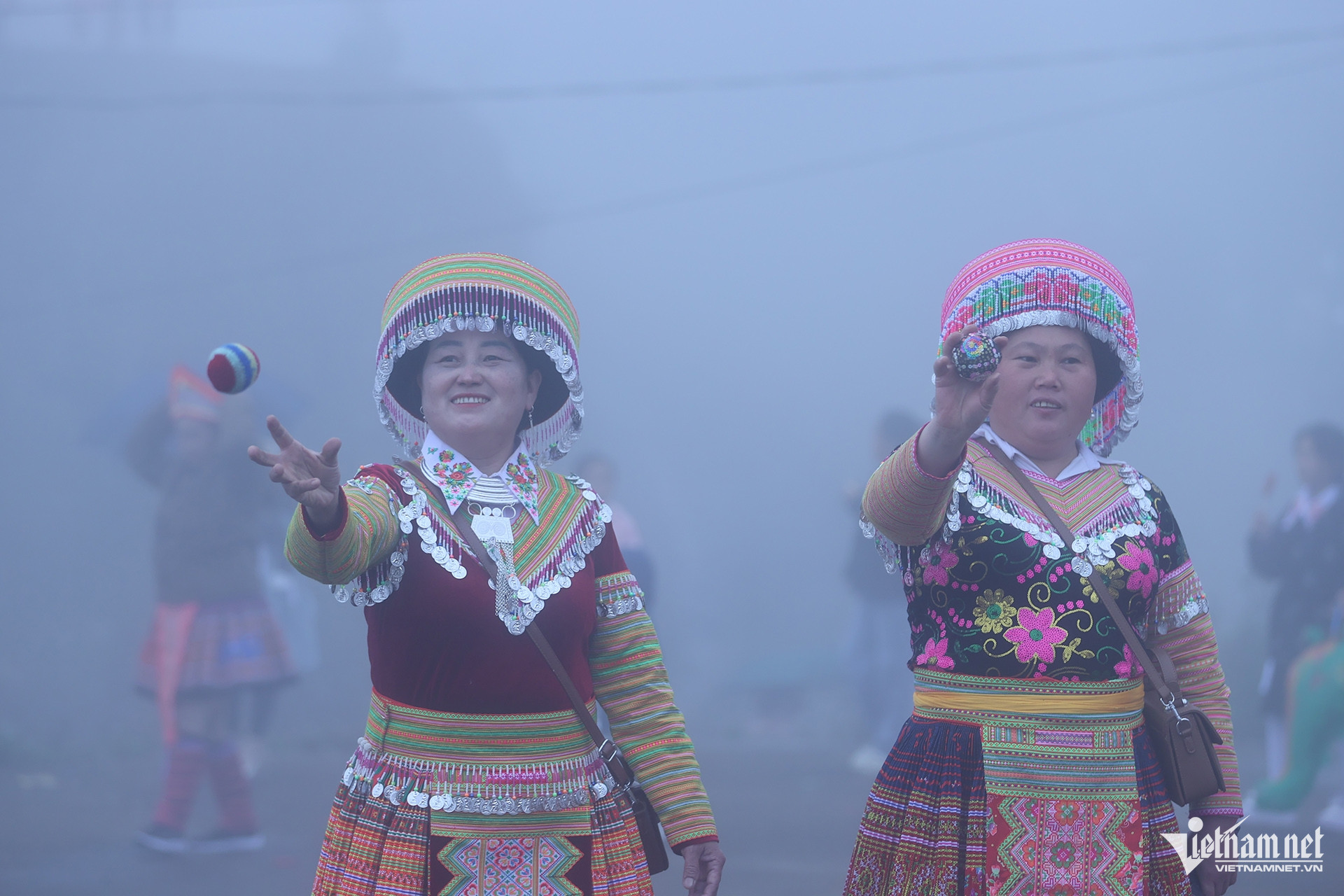 Lào Cai: Hình ảnh hội Xuân của người Mông ẩn hiện giữa tầng mây Hình ảnh hội xuân của người Mông ẩn hiện giữa tầng mây