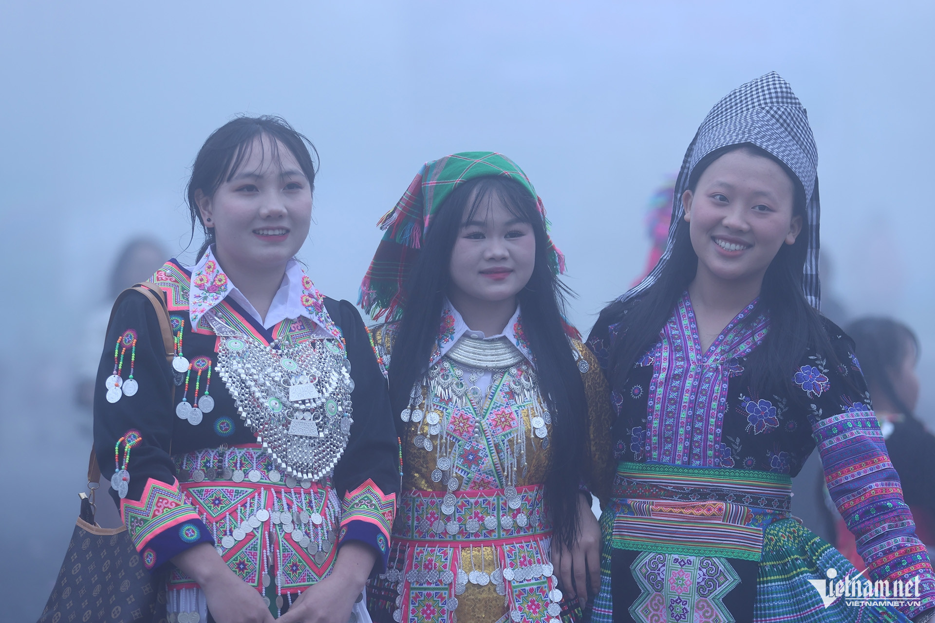Lào Cai: Hình ảnh hội Xuân của người Mông ẩn hiện giữa tầng mây Hình ảnh hội xuân của người Mông ẩn hiện giữa tầng mây