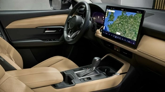 Không gian nội thất của CX-5 2026 được nâng tầm với da Nappa, hệ thống âm thanh Bose và màn hình HUD kích thước lớn gấp ba lần trước đây.