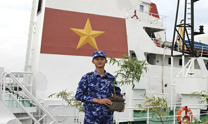 Những thủy thủ của chuyến tàu đã giúp đoàn công tác vận chuyển những cành đào thắm, những sắc mai vàng, hoa tươi và cả những chậu bonsai Tre vượt hàng trăm hải lý ra đảo Song Tử Tây - Trường Sa.