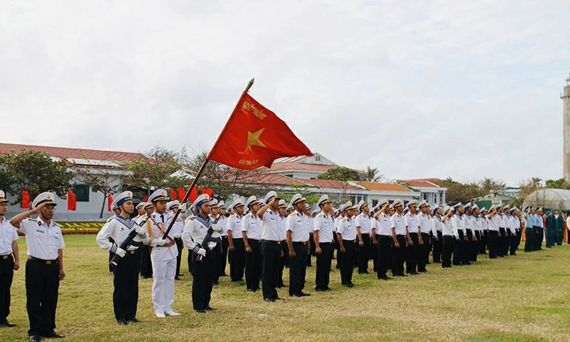 Các thành viên trong đoàn công tác tham dự buổi lễ chào cờ cùng quân và dân trên đảo Song Tử Tây.