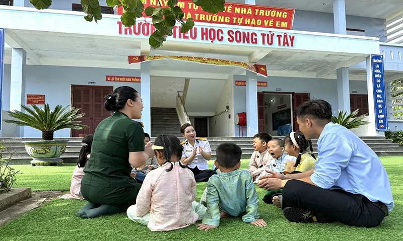 Những lớp măng non lớn lên giữa biển đảo trong tình yêu thương của gia đình, các thầy cô giáo, các chú bộ đội và cả những nhà tu hành trong các ngôi chùa trên đảo.