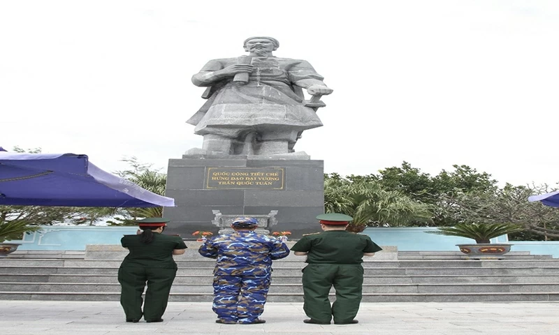 Đại diện đoàn công tác dâng hương tại tượng đài Quốc công tiết chế Hưng đạo Đại vương Trần Quốc Tuấn.