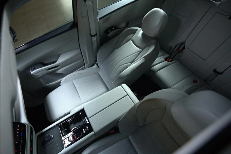 Ghế phụ phía trước của Volkswagen Teramont Pro có tấm đỡ bắp chân.